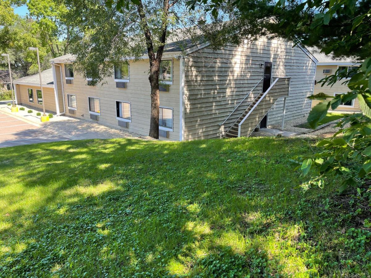 Nichols Inn & Suites Hastings Exterior photo