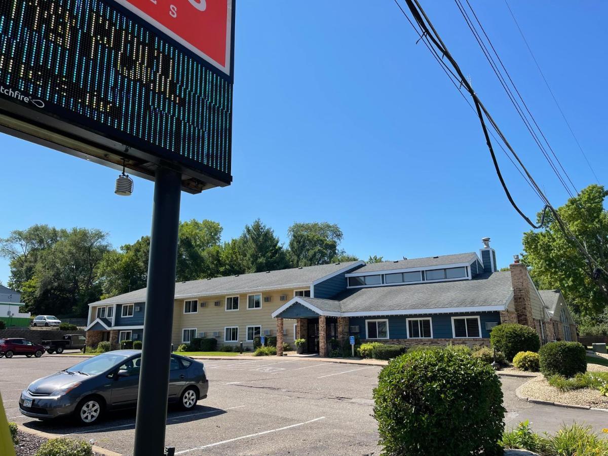 Nichols Inn & Suites Hastings Exterior photo