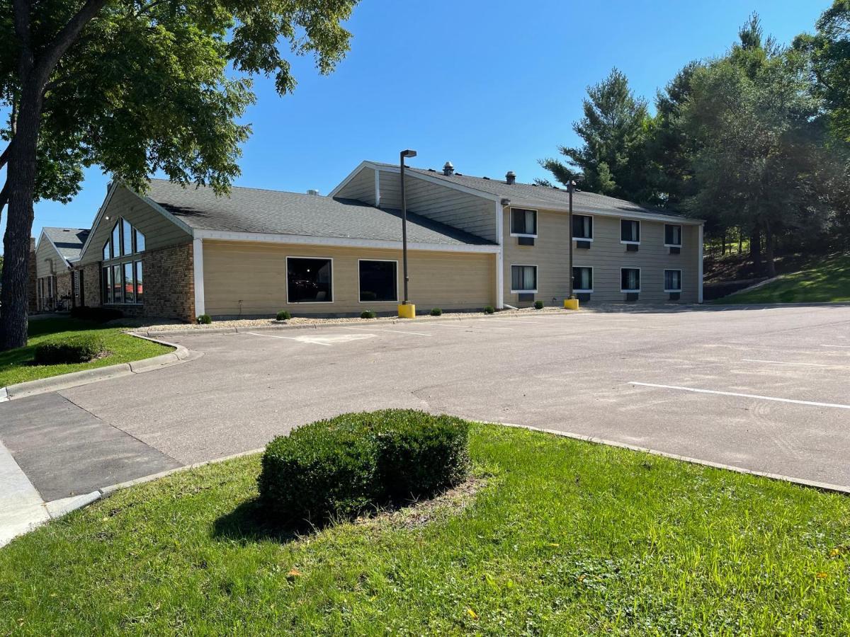 Nichols Inn & Suites Hastings Exterior photo