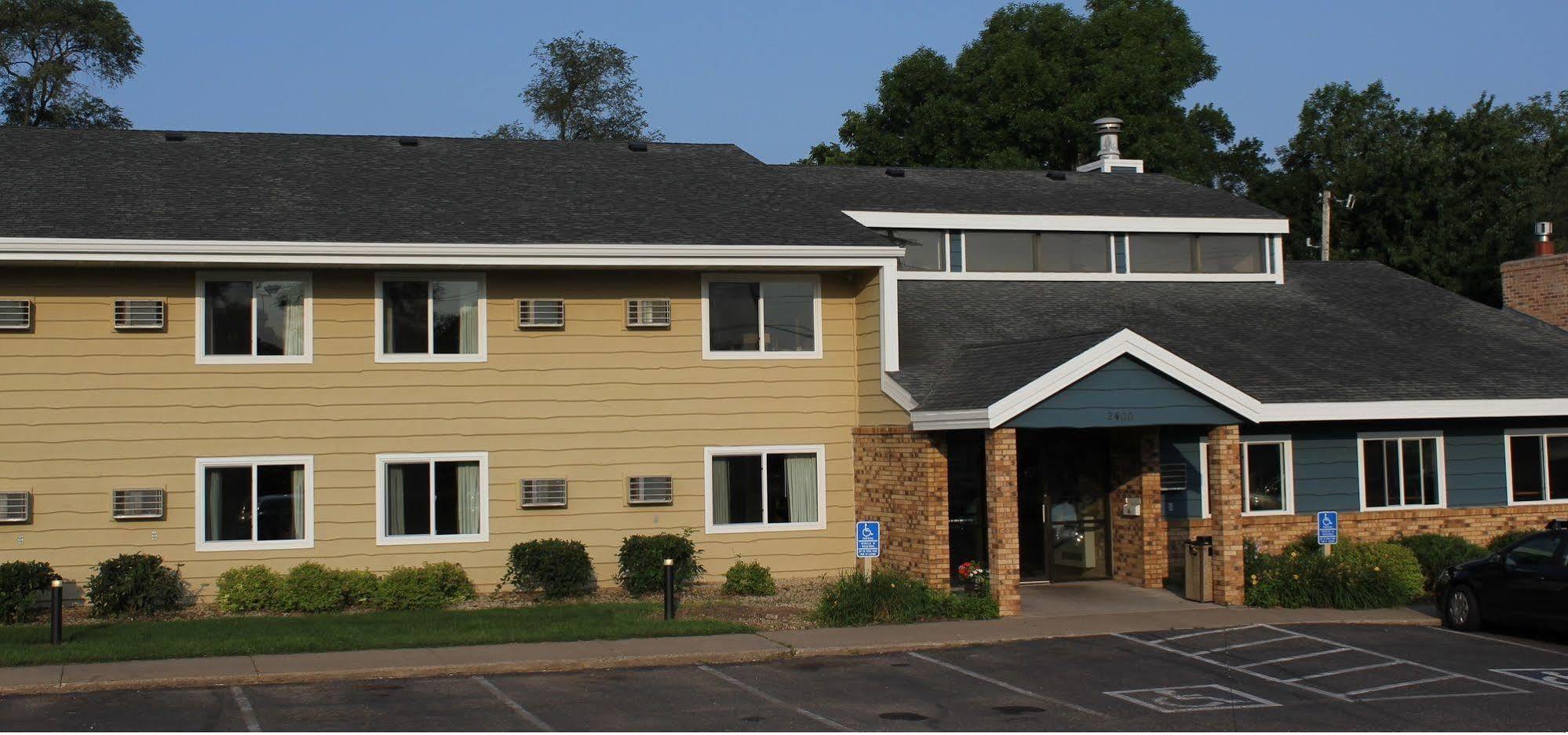 Nichols Inn & Suites Hastings Exterior photo